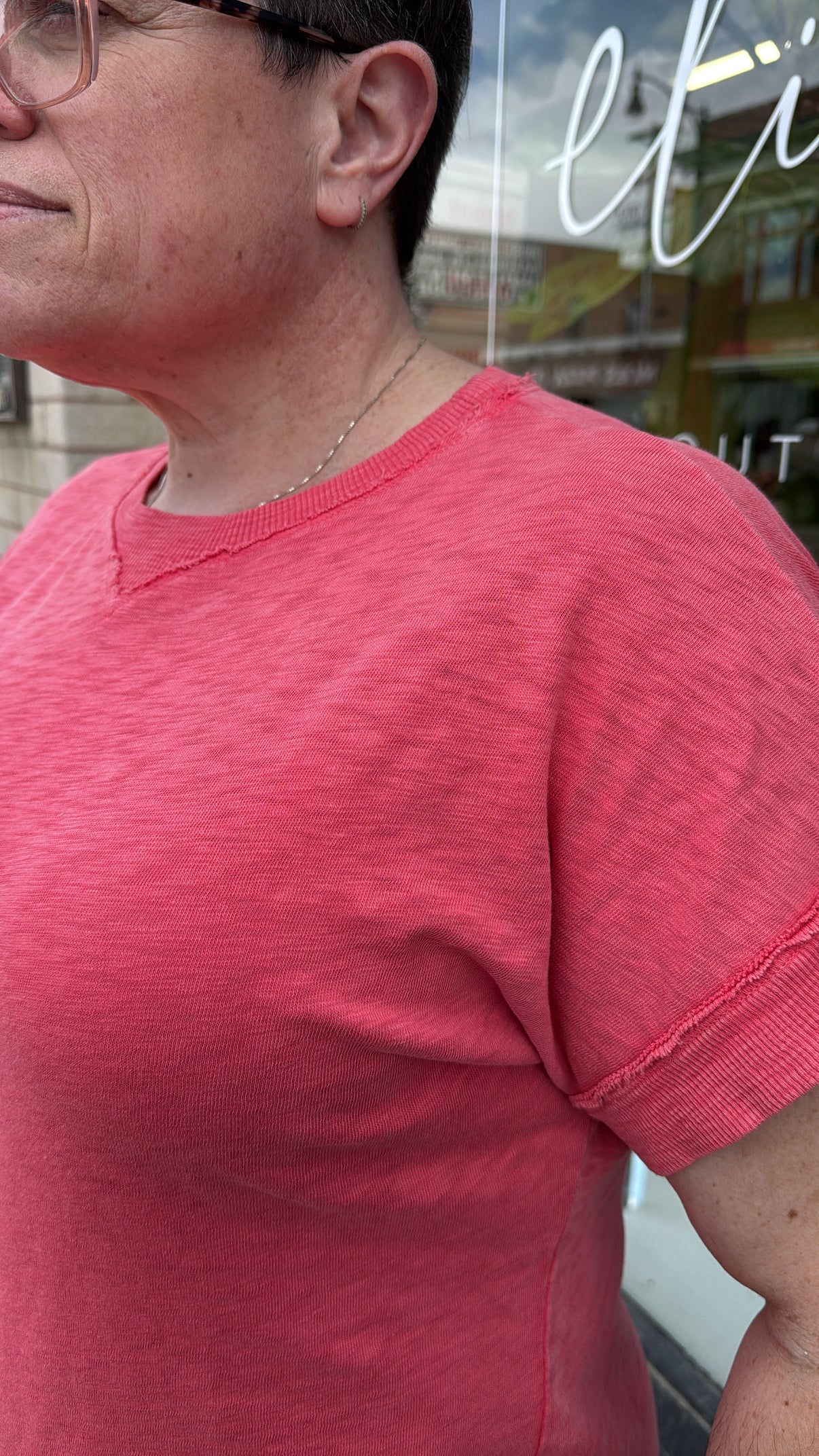 NOTCH NECK TEE