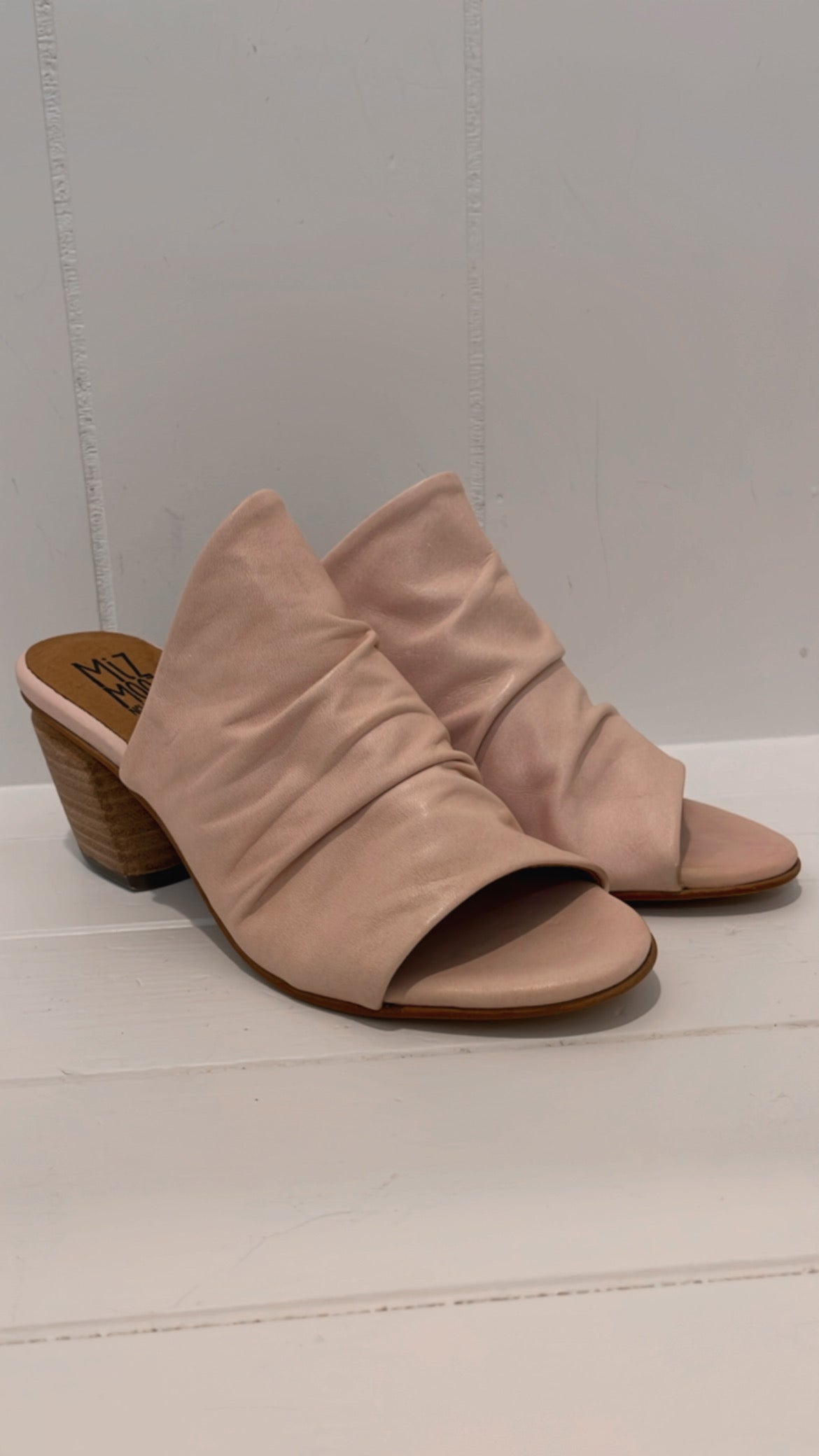 AINSLEY HEELED SLIDE