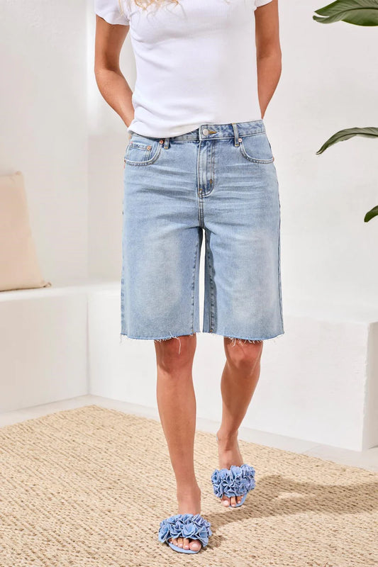 THE BROOKE HUGGING WIDE DENIM SHORTS