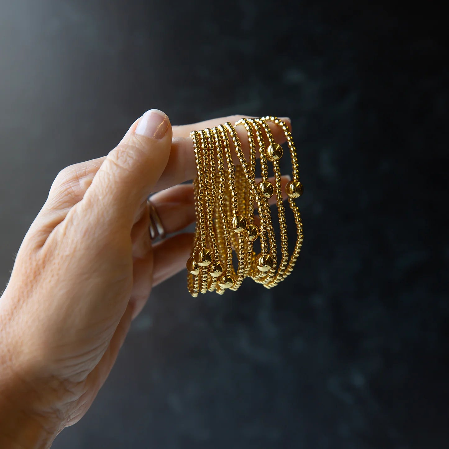 LENNY & EVA 3MM SMOOTH GOLD WITH BALL STRETCH BRACELT