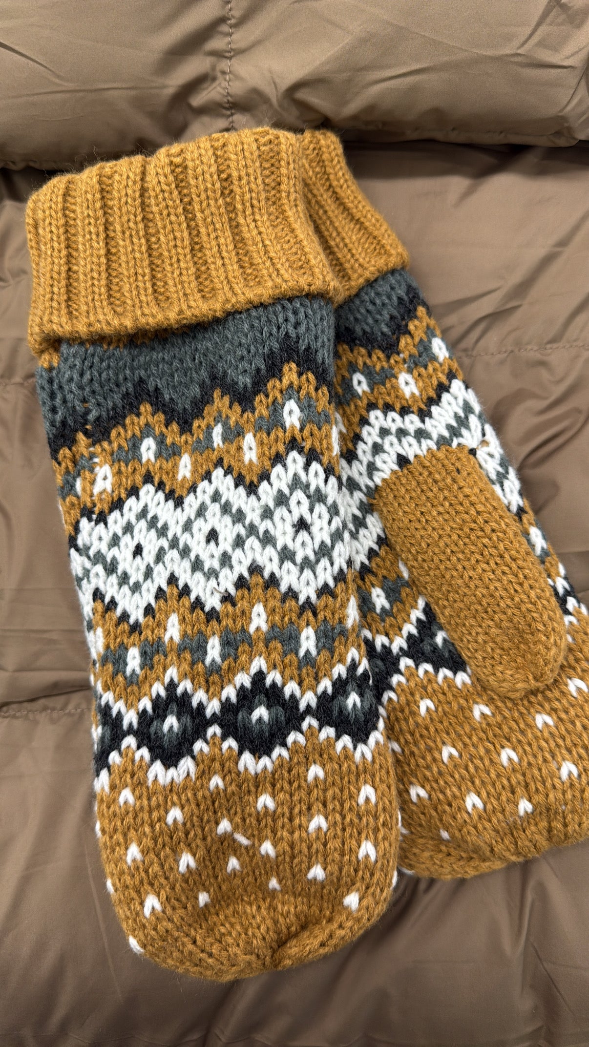 PATTERNED MITTS