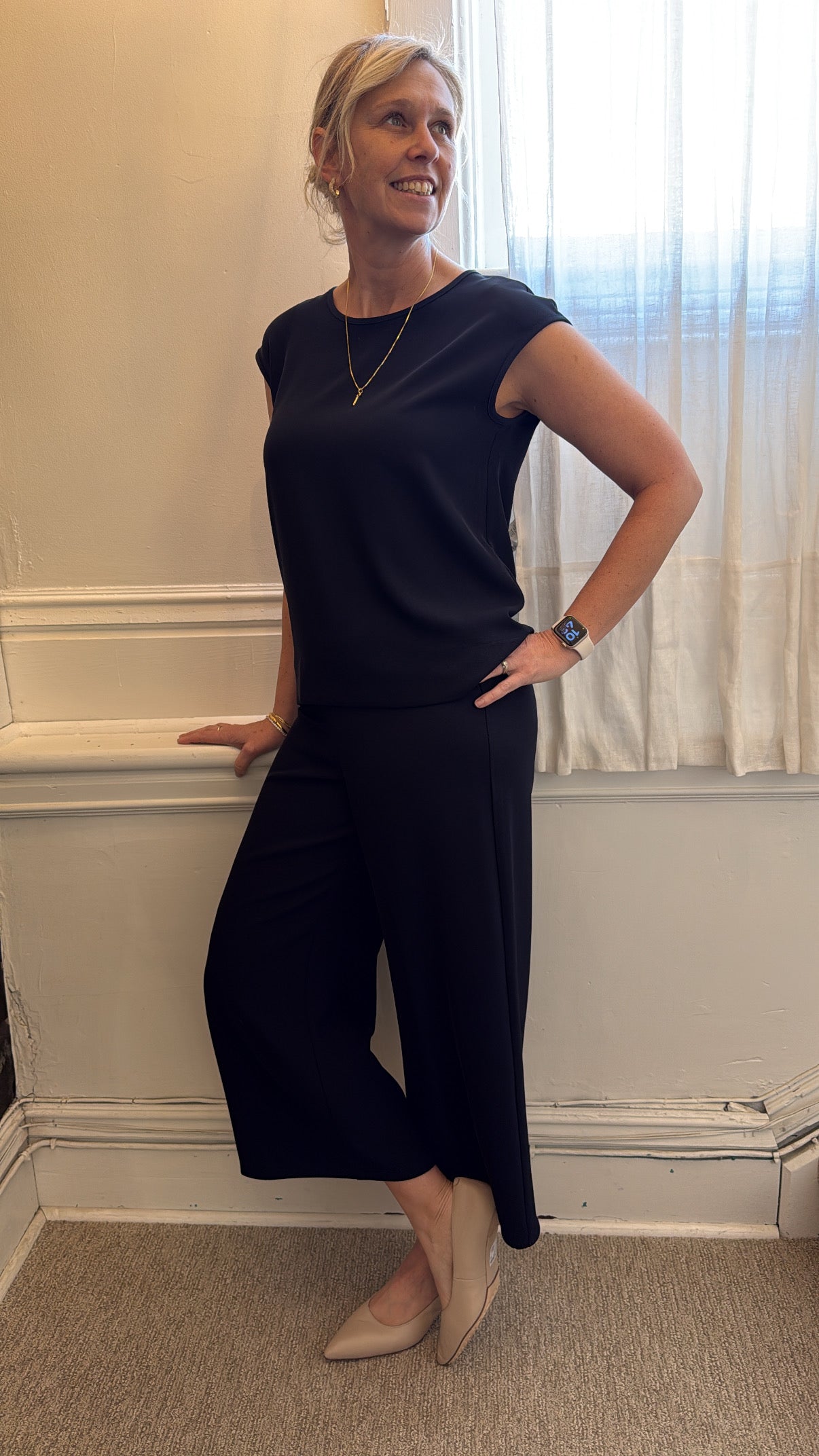 ROUND NECK SLEEVELESS BLOUSE