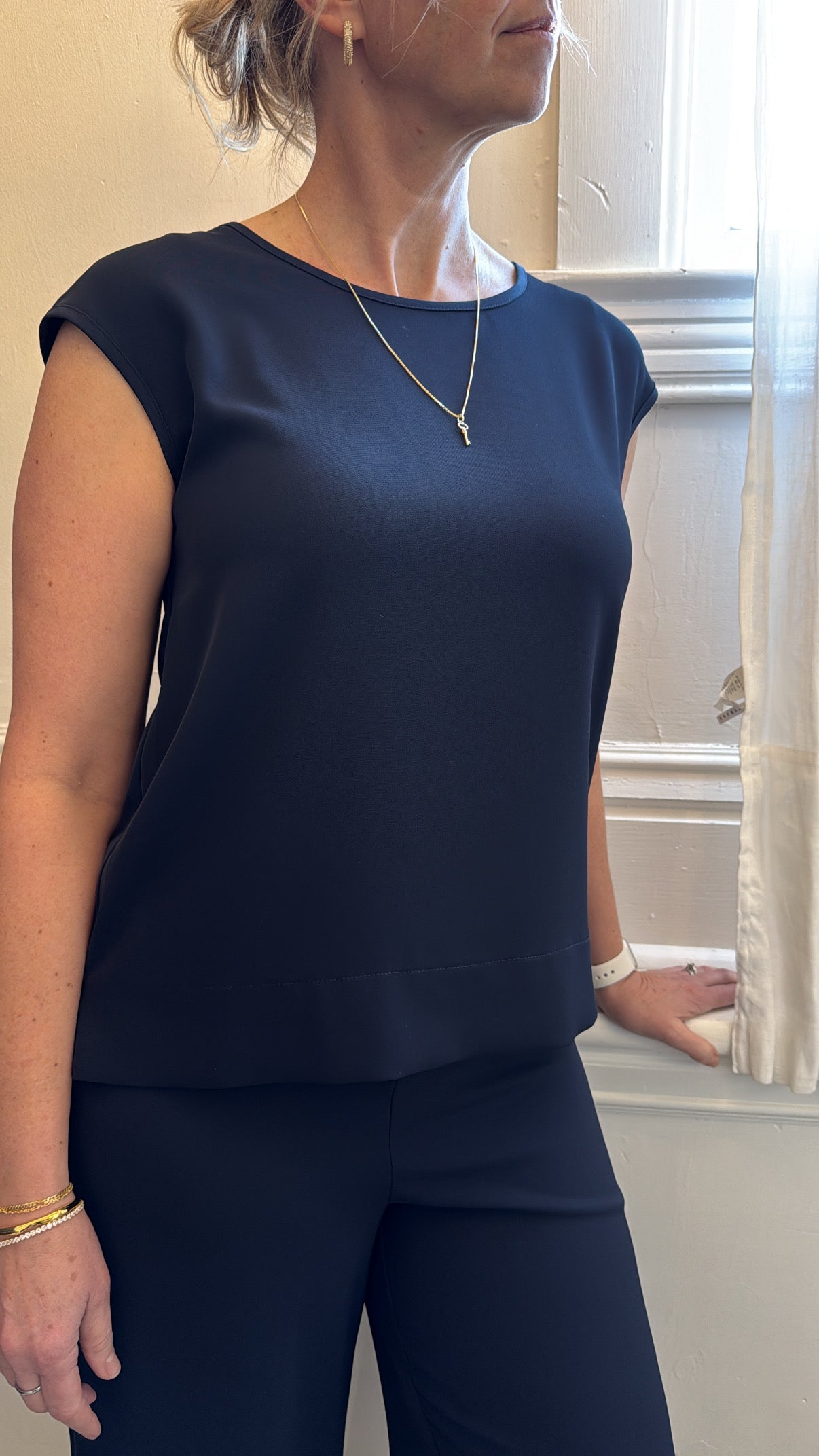 ROUND NECK SLEEVELESS BLOUSE