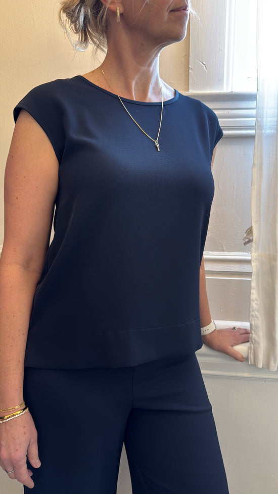 ROUND NECK SLEEVELESS BLOUSE