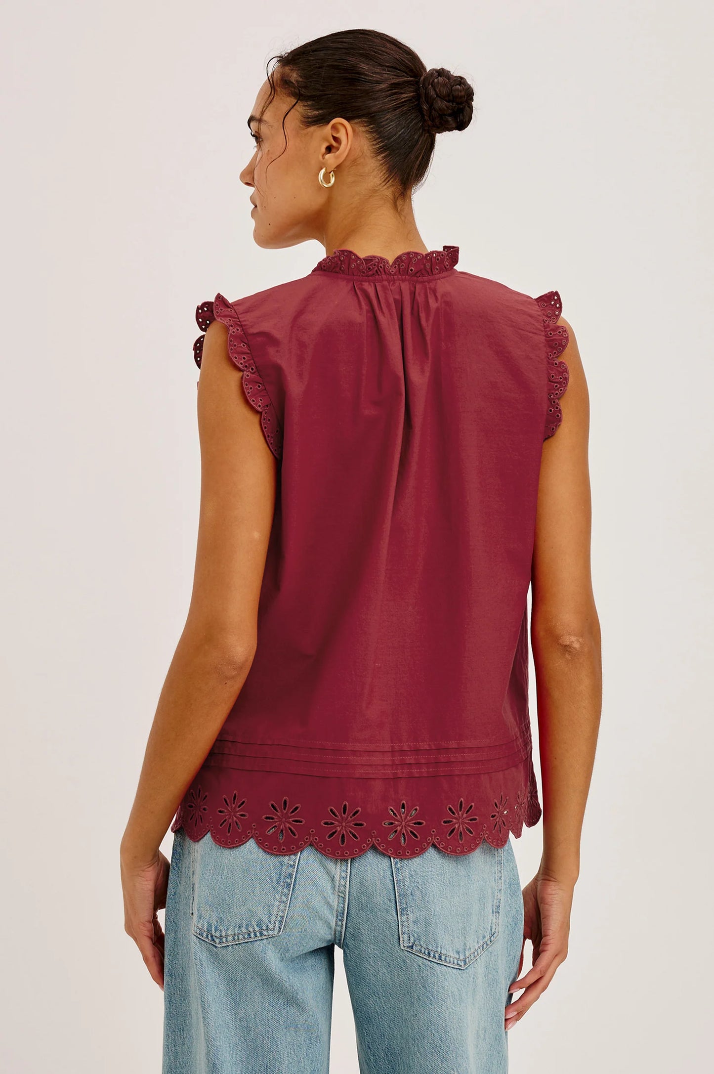 AVERY SLVLESS RUFFLED NECKLINE EYELET DETAIL
