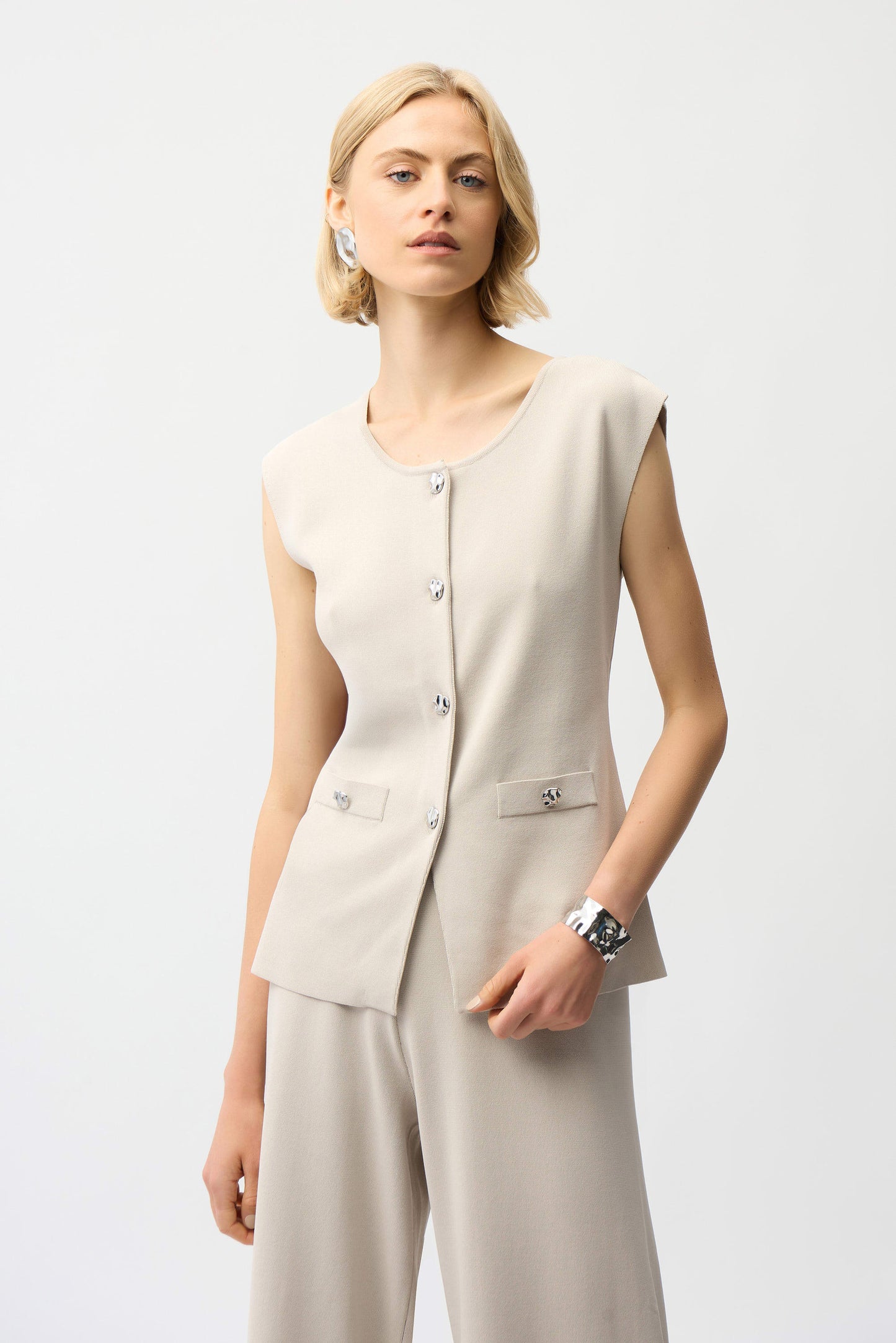 SLEEVELESS FORMAL VEST