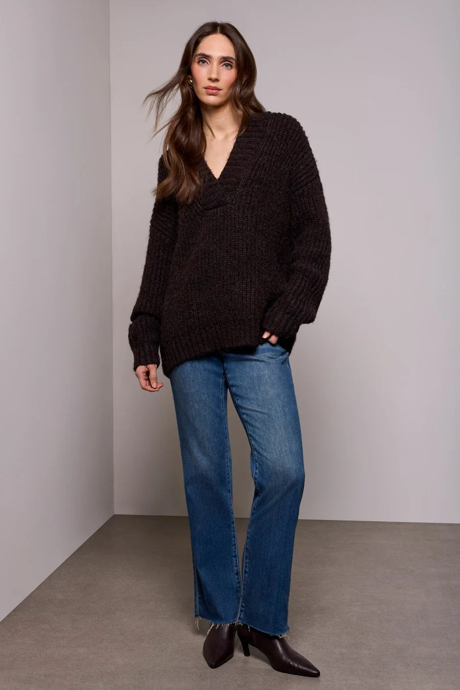 LIVY OVERSIZED V NECK SWEATER