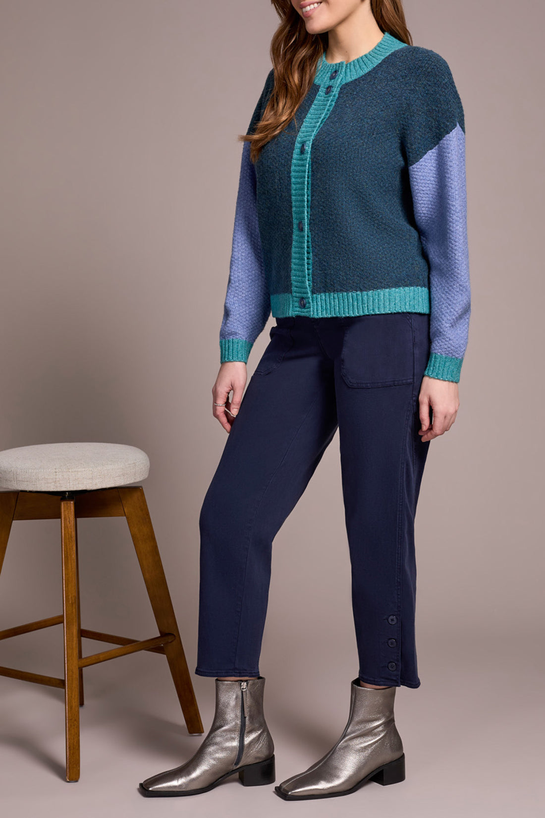 BUTTON FRONT COLOR BLOCK CARDI