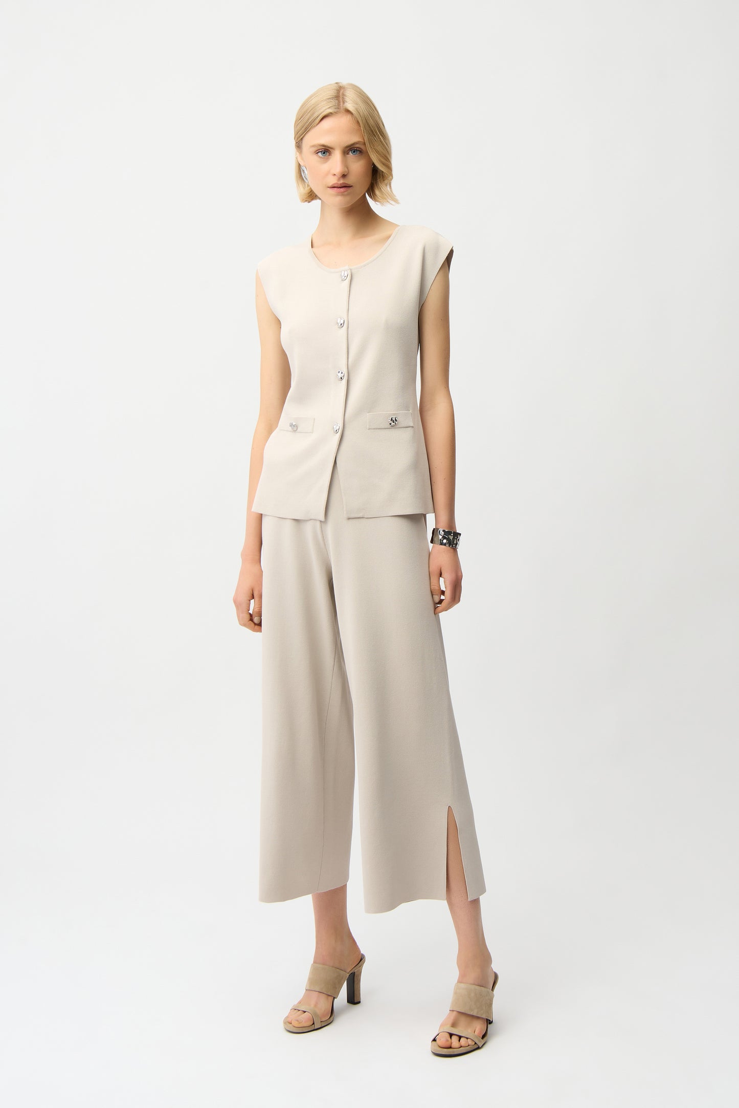 SLEEVELESS FORMAL VEST